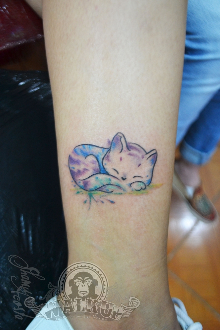 tatuajestatuajes minimalistasн en acuarela, diseños bonitos de tatuaje gato, pequeño detalle con toques de color tatuado en la pierna 