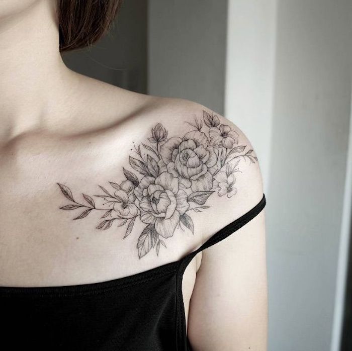 precioso tatuaje con peonías en el hombro, imágenes de tatuajes para mujeres bonitos, tatuajes hermosos para cada uno