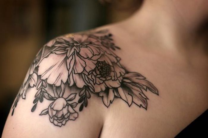 hermosos ejemplos de tatuajes para mujeres, tattoos con flores bonitos en el hombro, diseños de tattoos en bonitos fotos 