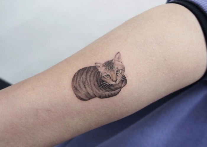 tatuajes minimalistas en estilo realista en el brazo, super bonitos diseños de tatuajes en el antebrazo, originales ideas de tattoos 