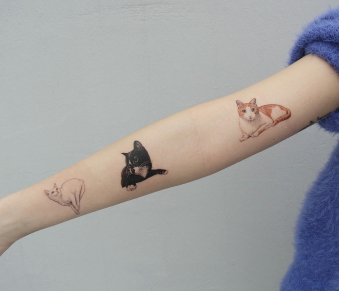 tatuajes minimalistas de gatos en estilo realista, super bonitas ideas de tatuaje gato en el antebrazo, diseños de tatuajes 