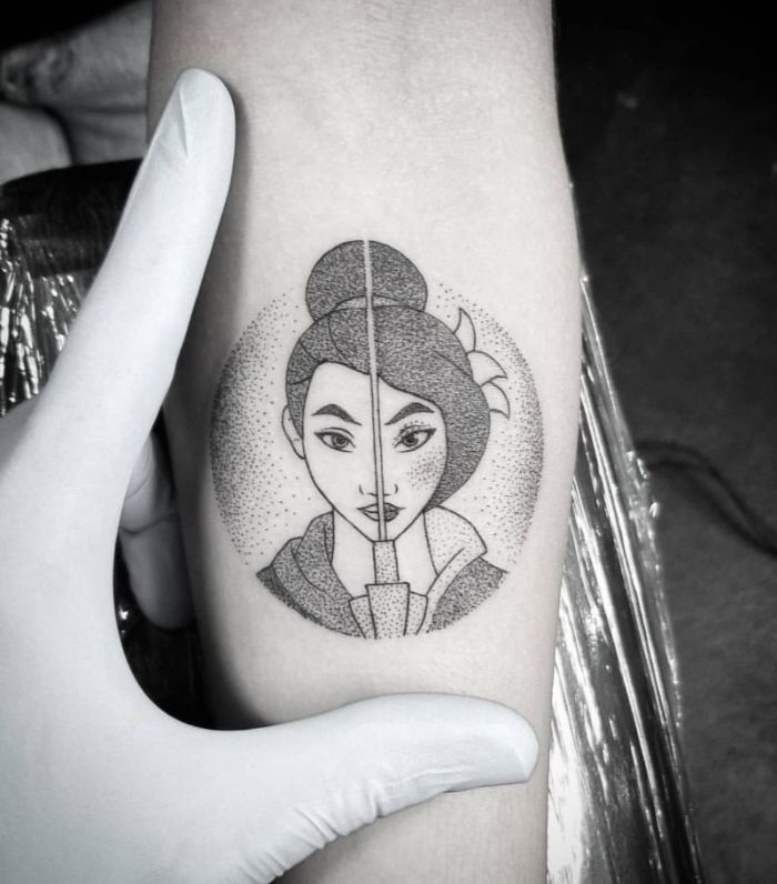 tatuaje en el antebrazo con elementos geométricos, diseños de tatuajes originales, tatuaje Mulán en el antebrazo 