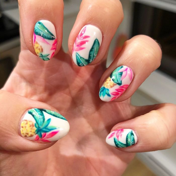 preciosos diseños de uñas para el verano, uñas decoradas con motivos florales y frutas, diseños de uñas tropicales 
