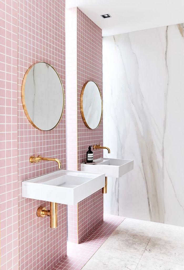 super bonitos baños decorados en colores modernos, baños pequeños con ducha, azulejos en color rosado y espejos ovales modernos 