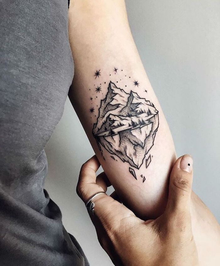 cumbres de montaña con cielo estrellado, tattoos para mujeres simbólicos y bonitos, tatuajes para mujeres originales 