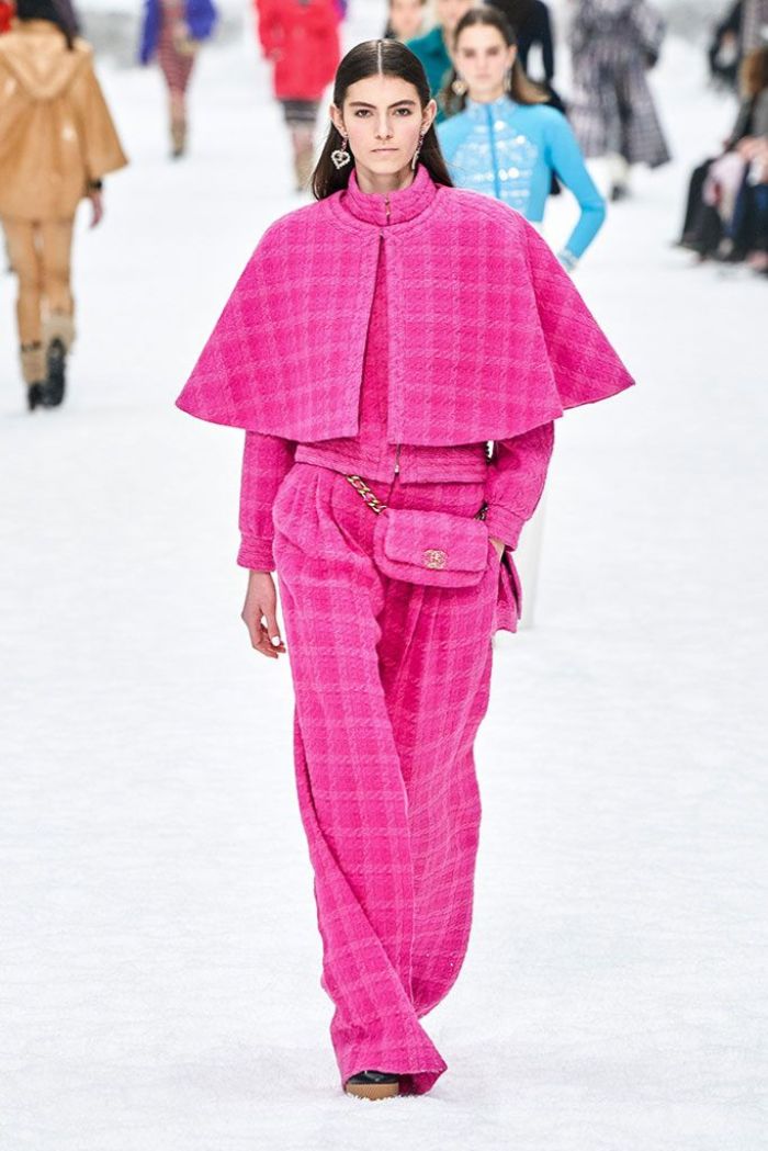 los mejores ejemplos de las tendencias invierno 2019, prendas para ir de fiesta, pantalones, parte superior y capa en rosado brillante 