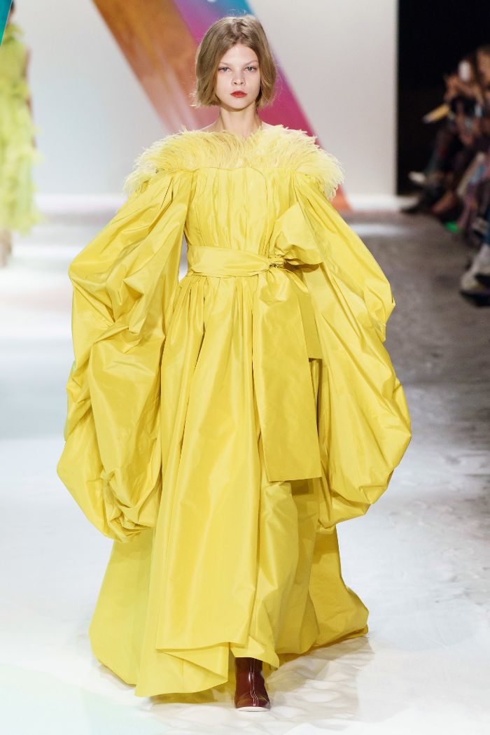 vestido maxy en amarillo vibrante con detalles en plumas, cuáles son los colores modernos 2020, tendencias invierno 2019
