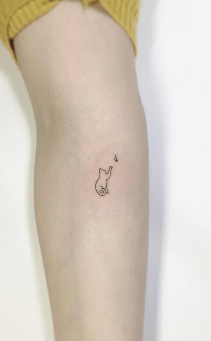 cuales son los mejores diseños de tattoos minimalistas, tatuaje gato pequeño super original, diseños de tattoos bonitos 