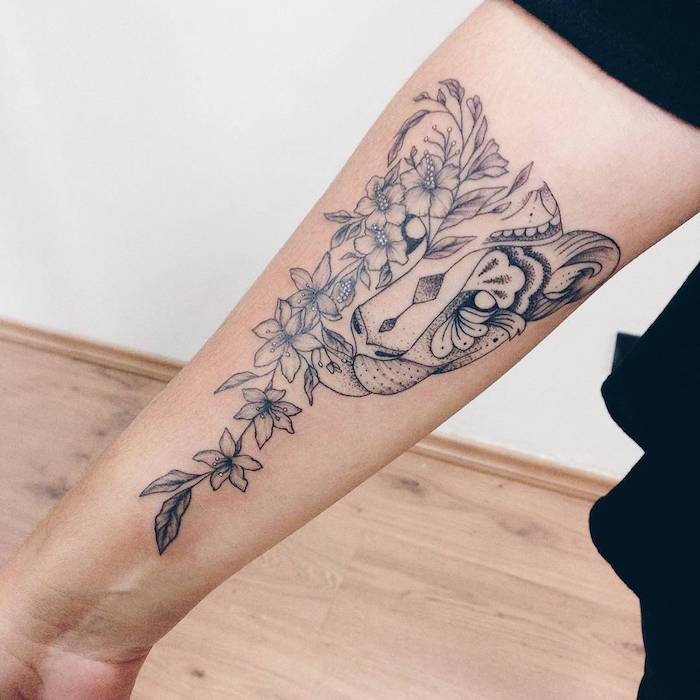 tatuajes ornamentados con motivos florales, tatuaje tigre con flores en el antebrazo, tatuajes de mujer originales con signfiicado 