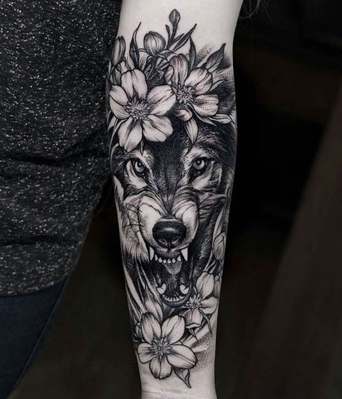 tatuajes de mujer con flores, diseños con motivos florales y animales, como elegir un tatuaje mujer bonito, tatuajes de mujer