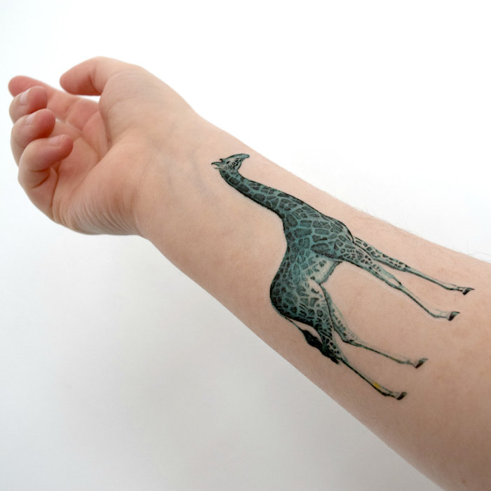 tatuaje jirafa en el antebrazo, tatuajes de mujer de animales, tattoos animales originales, diseños de tattoos bonitos 
