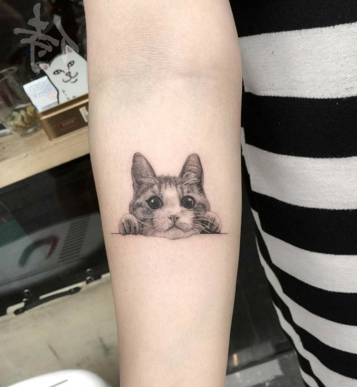 bonito tatuaje gato en el antebrazo, diseños de tattoos con mascotas super tiernos, originales propuestas de tatuajes 