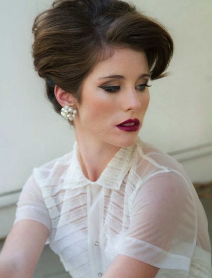 apariencia super elegante, blusa blanca transparente, perlas y labios en color rojo oscuro, fotos de peinados vintage