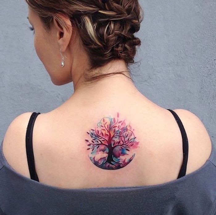 el árbol de la vida tatuado en la espalda, tatuajes para mujer en la espalda bonitos y simbólicos, diseños de tattoos bonitos 