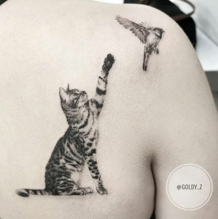 tatuajes pequeños mujer en la espalda, diseños de tatuajes originales con gatos, tatuajes tinta negra, super bonitos diseños de tattoos 