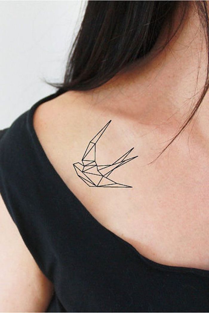 pequeño detalle tatuado en el hombro, diseños de tatuajes simbolicos, tatuajes con aves, diseños de tattoos originales 