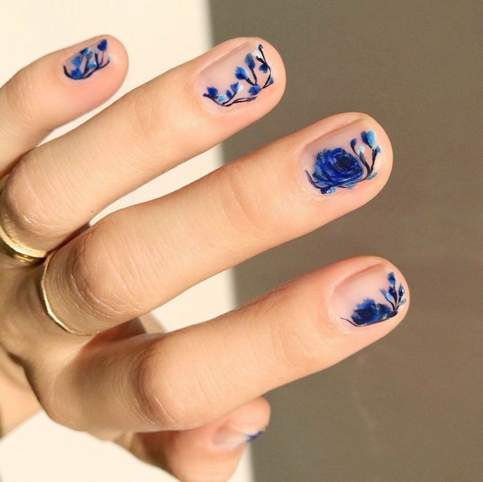 adorables ideas de decoracion de uñas con motivos florales, dibujos de flores en las uñas, preciosa manicura en color azul 