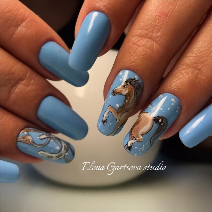 uñas largas cuadradas pintadas en color azul con dibujos bonitos, decoracion de uñas largas, ideas de dibujos en la manicura 