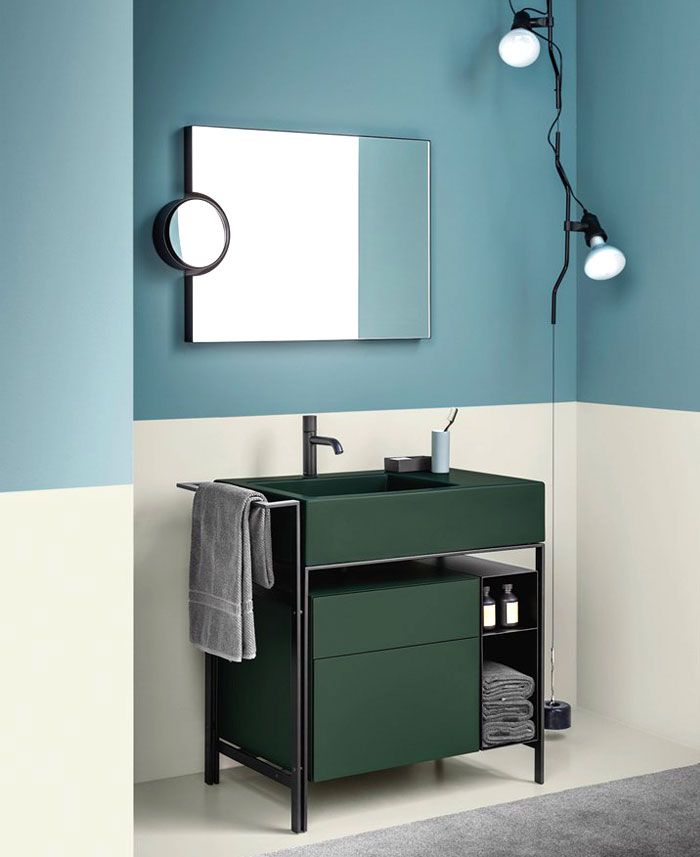 baños modernos decorados en colores claros, baño en azul y blanco con cofre en color verde oscuro, baños pequeños con ducha