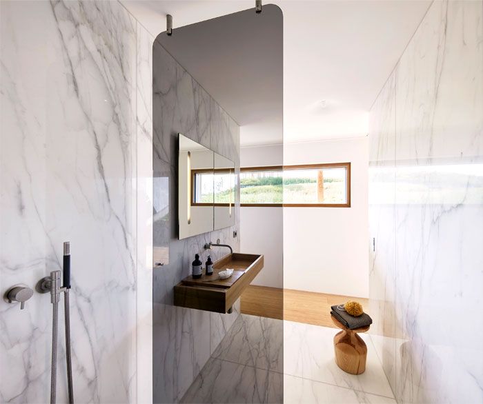 baños pequeños con ducha, pequeños espacios decorados en estilo contemporáneo, baño de mármol con detalles de madera 