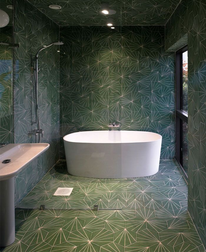 baño grande con azulejos de diseño y grande bañera exenta, baños pequeños con ducha, fotos de baños de diseño 
