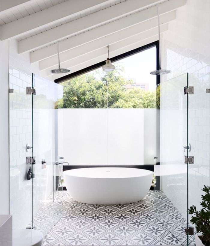 decoración de baños modernos, baño pequeño decorado en blanco con azulejos ornamentados y techo inclinado 