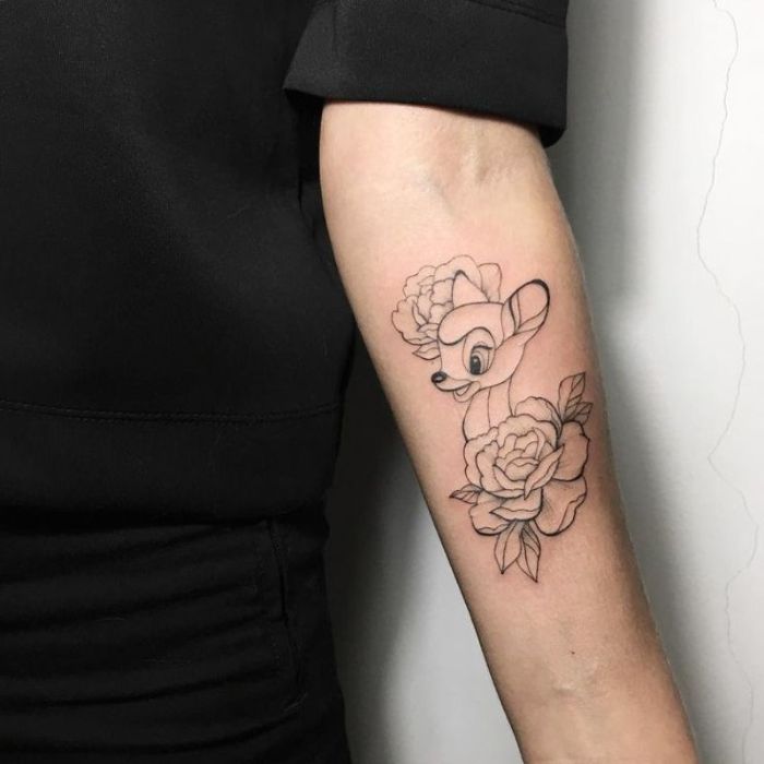 tatuaje Bambi con flores, diseños de tatuajes en el antebrazo, tatuajes pequeños para mujeres, diseños de tattoos 