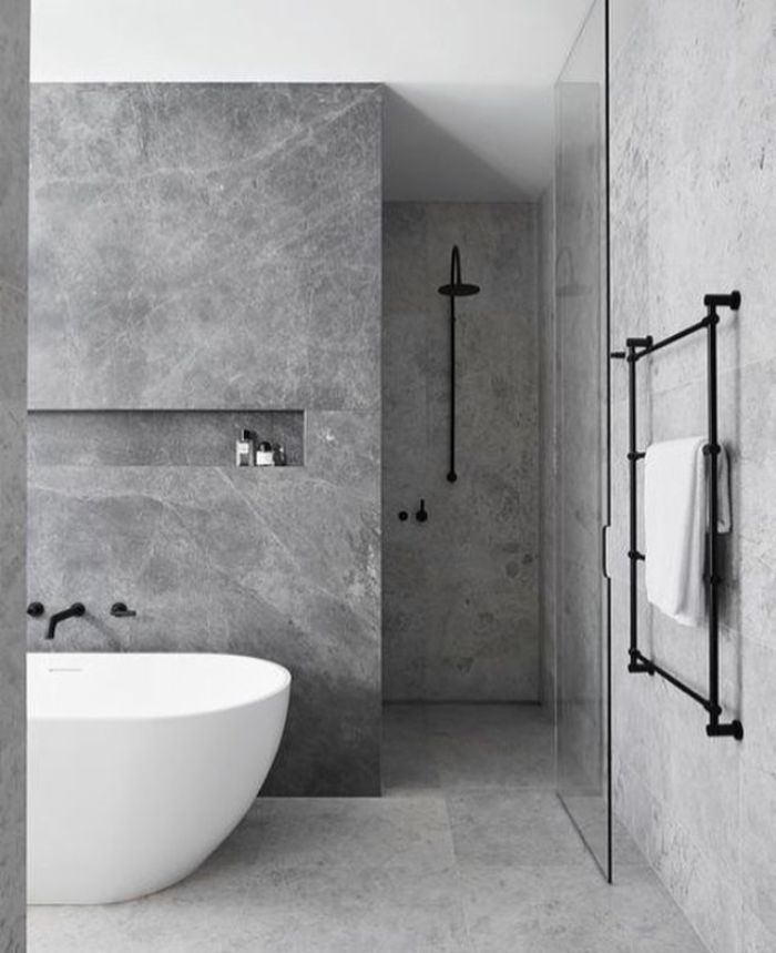 decoración de interiores 2019, baño decorado en blanco y gris, baños blancos con bañera exentas, decoración de interiores 
