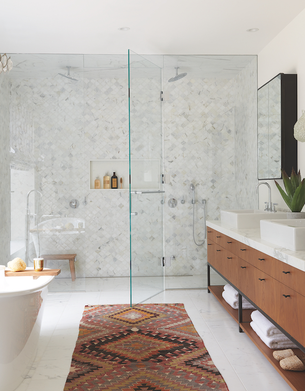 baños blancos decorados en estilo boho chic, cuarto de baño pequeño con pequeños azulejos de forma hexagonal en blanco y gris 