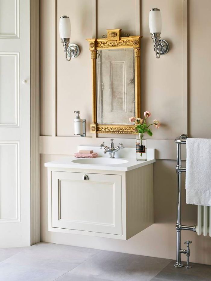 baños blancos con detalles en colores pastel, espejo ornamentado en color dorado, muebles para baño en estilo vintage 
