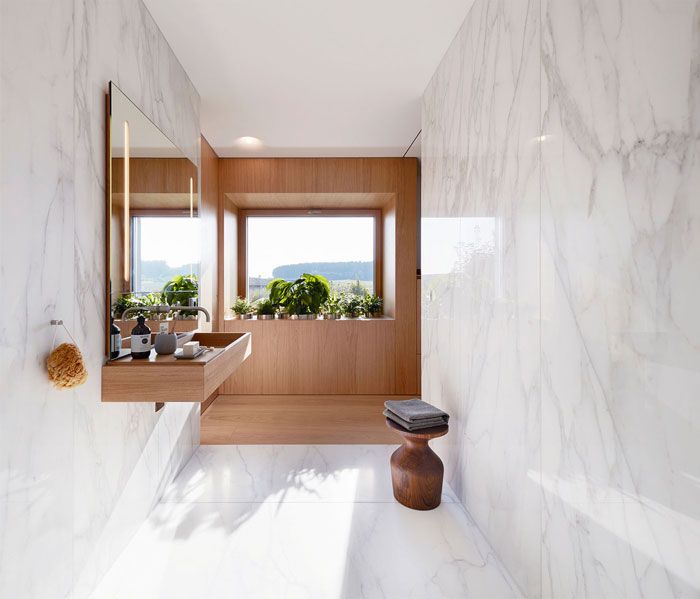 decoración de baño grande con paredes de mármol, azulejos de baños modernos, super originales diseños de baños 