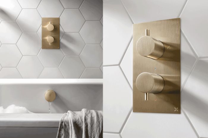 diseños de baños modernos con detalles en dorado, baños blancos modernos, ideas de decoracion cuartos de baño en fotos 