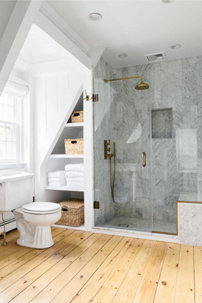 cuarto de baño en blanco y gris con suelo de parquet, decoracion cuartos de baño, decoracion cuartos de baño bonitos