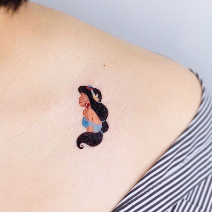 tatuaje pequeño en colores, tatuajes pequeños para mujeres inspirados en los personajes de Disney, ideas de tatuajes 