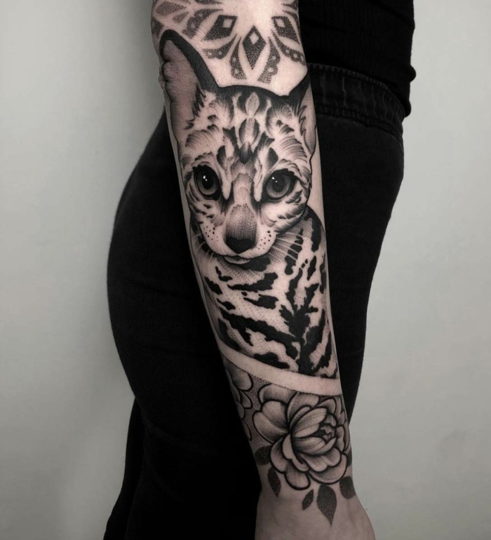 originales ideas de tatuajes antebrazo grandes con gatos, diseños de tatuajes bonitos en el antebrazo, como escoger un diseño de tattoo
