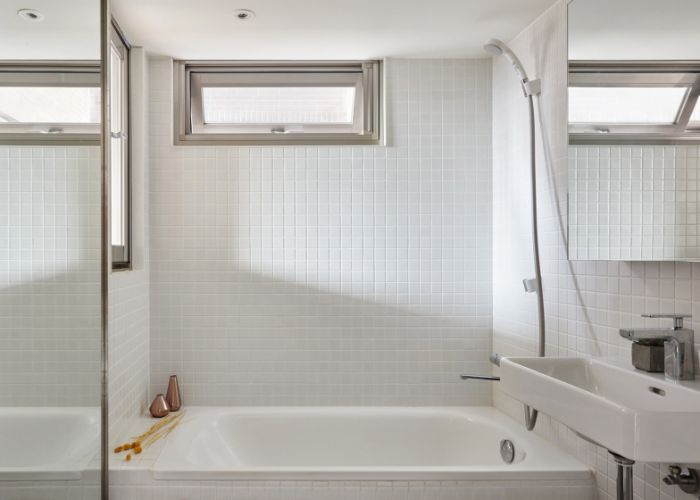 ideas sobre como decorar cuartos de baño pequeños, pequeño cuarto de baño decorado en blanco con azulejos de diseño 