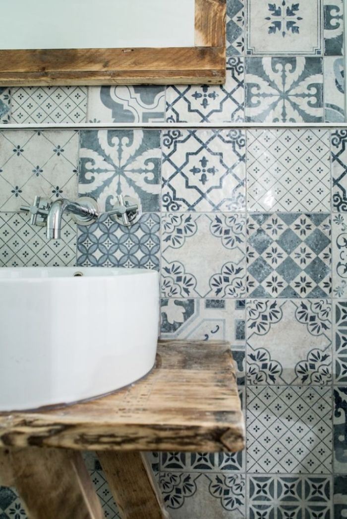 cuartos de baño rústicos con azulejos ornamentados, cuartos de baño pequeños, detalles para decorar un baño rustico 