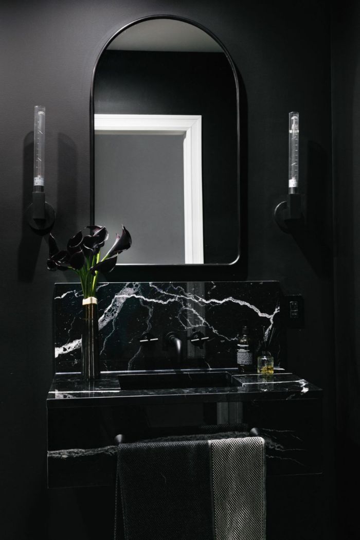 ideas sobre cuartos de baño pequeños, baño pequeño con paredes y lavabo negras, espejo original en estilo moderno 