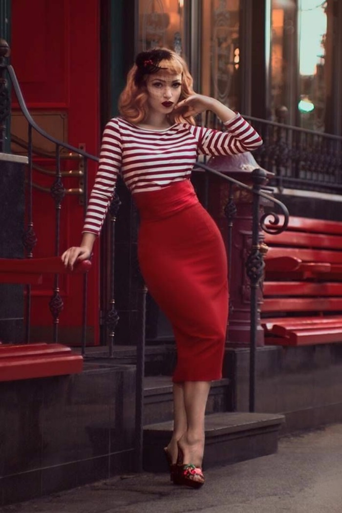 fotos de ropa rockabilly, falda con cintura alta en color rojo y blusa rojo y blanco en rayas, peinados pin up media melena