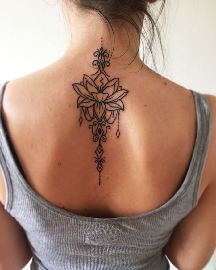tatuaje flor de loto en la columna vertebral, tatuajes en la espalda bonitos, tatuajes tinta negra en la espalda, tattoos mujer 