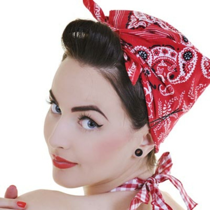 ideas chic para un atuendo rockabilly, chicas rockabilly con bandanas en la cabeza, pañuelos para cabeza con motivos florales 