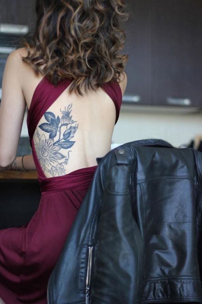 fotos de tatuajes para mujer en la espalda, preciosos tatuajes en la espalda, diseños de tattoos bonitos, tatuajes con flores 