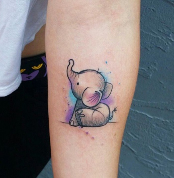 precioso tatuaje en el antebrazo, pequeños detalles tatuados en la mano, tatuaje elefante tatuado en la antebrazo 