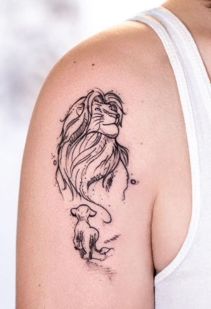fotos de tatuajes Rey león, grande tatuaje en el brazo, tatuaje Simba y Mufassa, diseños de tatuajes originales en imagenes 