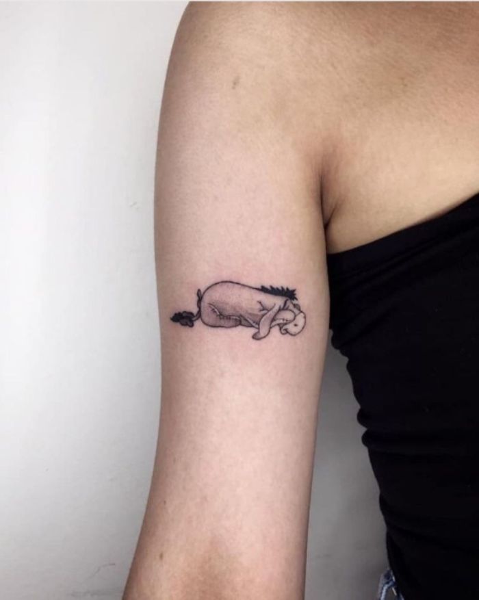 tatuaje Eeyore del oso Pooh, tatuajes pequeños con grande significado, bonito tatuaje en el brazo en estilo minimalista 
