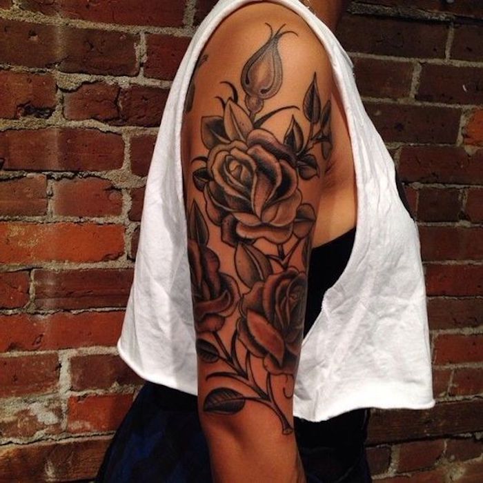 diseños de tatuajes en el brazo entero, motivos de tatuajes en estilo old school, tatuajes con flores y rosas en el brazo 