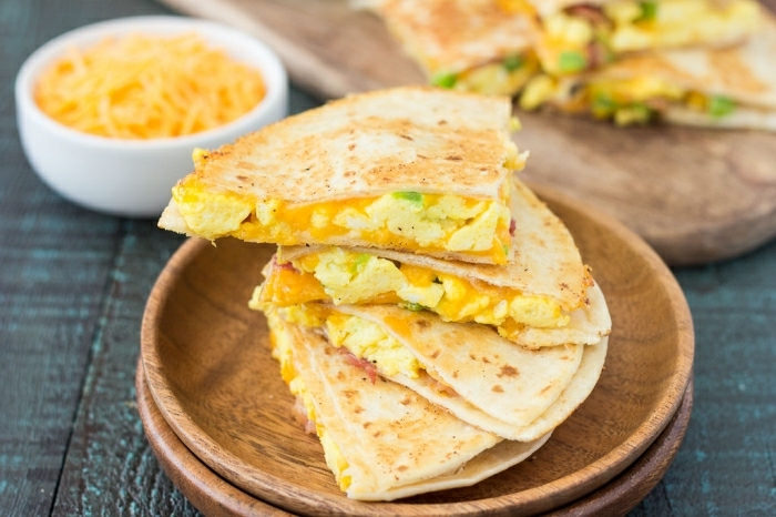 tortillas con huevos fritos revueltos y queso cheddar rallado, ideas de recetas originales faciles y rapidas de desayunos