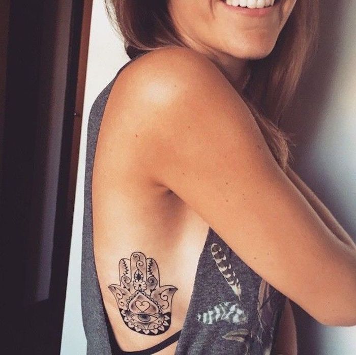 tatuaje mano de budha en las costillas, diseños de tatuajes originales y bonitos, tattoos tinta negra originales, tatuajes con signficado 