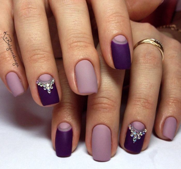 uñas largas de forma cuadrada pintadas en morado y lila con decorados de perlas y cristales, uñas pintadas en colores pastel 