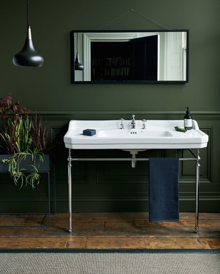 cuartos de baño rusticos modernos, paredes de cuartos de baño decorados en colores oscuros, suelo de madera y lavabo vintage 